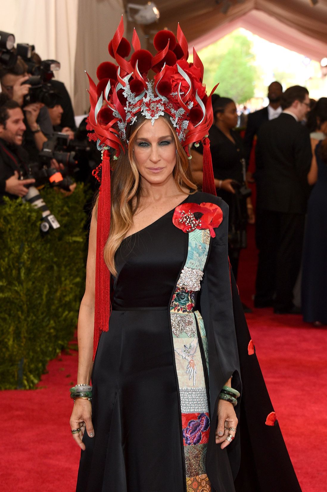 Sarah Jessica Parker in H&M with Philip Treacy headdress<br>